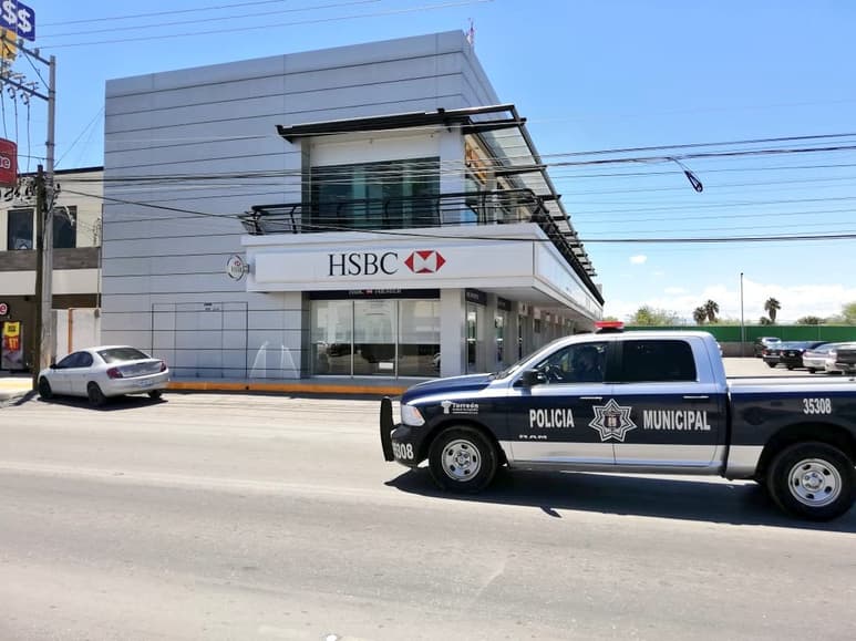 La afectada explicó a los agentes que se encontraba en la fila esperando su turno para ingresar al banco, cuando fue interceptada por dos hombres jóvenes que viajaban a bordo de una motocicleta. (EL SIGLO DE TORREÓN)