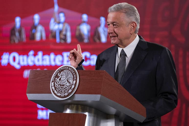 El mandatario señaló que él sigue sosteniendo que se debe de consultar a la población si los expresidentes Carlos Salinas de Gortari, Ernesto Zedillo, Vicente Vox, Felipe Calderón y Enrique Peña Nieto deben de ser juzgados, pero que él apuesta a ver hacía adelante.
(EFE)