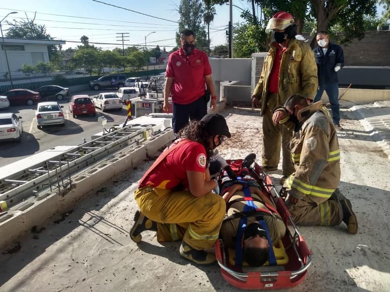 Tuvo que ser auxiliado por elementos de Protección Civil y Bomberos así como de Cruz Roja. Fue trasladado al ISSSTE.
(EL SIGLO DE TORREÓN)