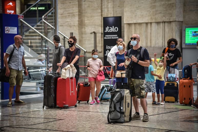 El Ministerio de Sanidad de Italia pidió hoy a las regiones que realicen pruebas de coronavirus a quienes procedan de España, Grecia, Croacia y Malta, ante el aumento de brotes originados por personas que han vuelto al país tras pasar sus vacaciones en esas zonas. (EFE)