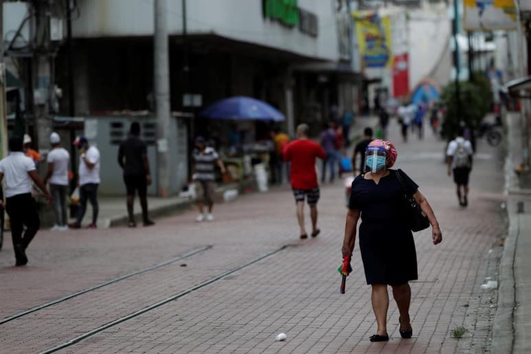 Luego de más de cinco meses de pandemia y de restricciones a la población para frenar la velocidad de propagación de la COVID-19, las Américas están entrando 'en fases en las que hay que apostarle a la ciudadanía', a su responsabilidad y aportes para campear el largo camino que falta, afirmó la OPS. (ARCHIVO)