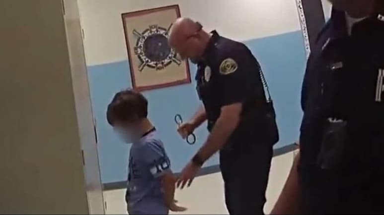 Bianca Digennaro denunció este martes entre lágrimas que en medio de un colapso mental su hijo fue arrestado a los 8 años en una escuela de los Cayos de Florida. (ESPECIAL)