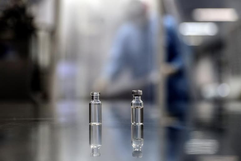 El Instituto Robert Koch (RKI), centro epidemiológico de referencia en Alemania, se retractó hoy de una información que había difundido este mismo miércoles, según la cual veía posible una vacuna contra la COVID-19 el próximo otoño. (ARCHIVO)