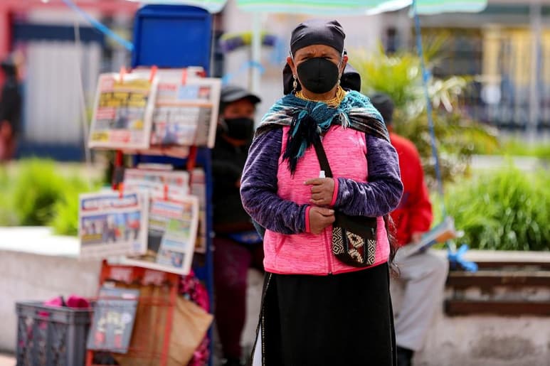 La cifra de positivos por la COVID-19 entre las nacionalidades indígenas amazónicas de Ecuador ascendió este miércoles a 2,113 casos, mientras que los decesos se cuentan en 33, y 53 las muertes probables por el coronavirus. (ARCHIVO)