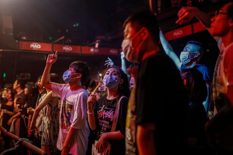 Ante el aumento de rebrotes de COVID-19 en lugares frecuentados por jóvenes, como discotecas o bares, pidieron generar conciencia. (EFE)