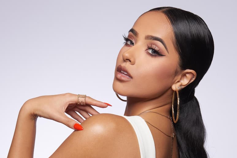 Una copa de más. Las locuras de la cantante y actriz Becky G no pasan de una noche con “un traguito de tequila” que no ha debido tomar, pues asegura que ella es la que siempre cuida a sus amigos.