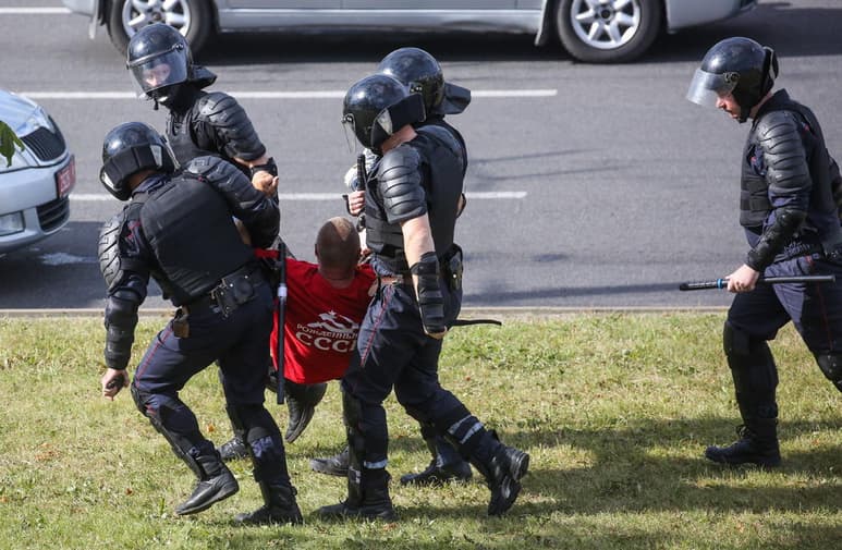 Organizaciones de derechos humanos bielorrusas denunciaron hoy numerosos casos de abusos y torturas en las prisiones donde están retenidos los manifestantes detenidos desde el estallido el domingo pasado de las protestas postelectorales. (ARCHIVO)