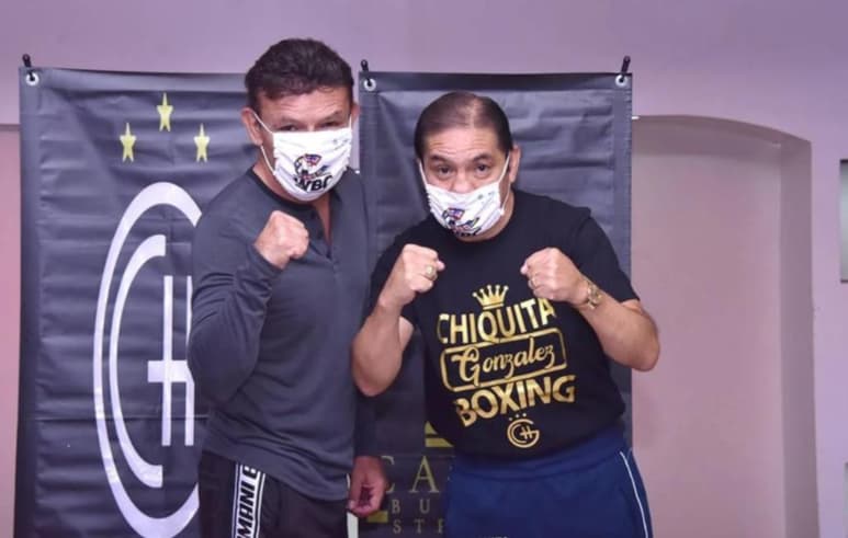 Los excampeones mundiales y miembros del Salón Internacional de la Fama, Humberto 'Chiquita' González y Daniel Zaragoza desempolvarán este viernes los guantes para brindar una exhibición de tres rounds, en apoyo a los jóvenes boxeadores que se han quedado sin ingresos debido a la pandemia de COVID-19. (CORTESÍA)
