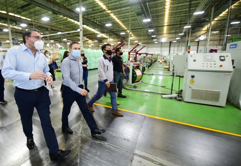 El gobernador de Durango, José Rosas Aispuro Torres, inauguró la expansión de la empresa Kyungshin Cables de México. (CORTESÍA)