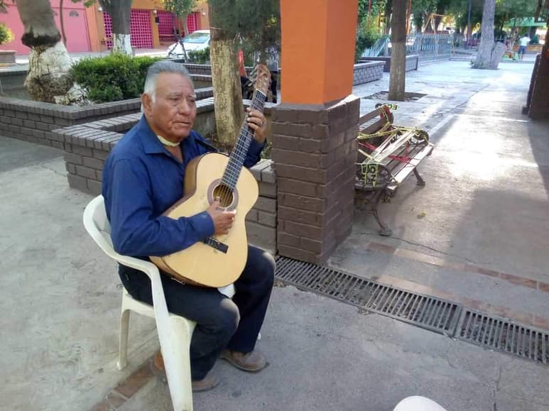 Expresión. Entre los árboles del Parque Victoria, don Hermilo crea su propio escenario para compartir su sonoridad.