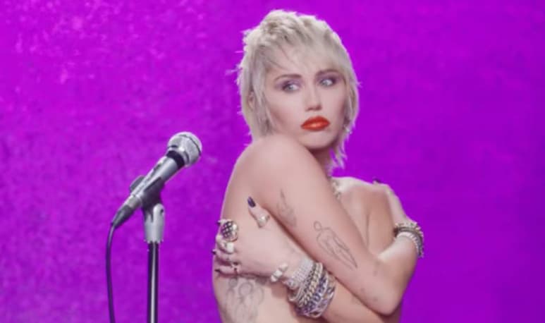 Una Miley Cyrus en clave de música de club ha consumado este viernes su esperado retorno al mercado con el tema Midnight Sky, según ella un homenaje a todos los iconos femeninos que la han influido como artista. (ESPECIAL)