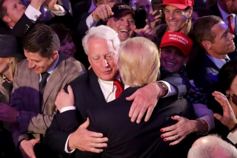 Robert Trump (i), el hermano menor del presidente de EUA, Donald Trump, fue ingresado en un hospital de Nueva York y se encuentra 'muy enfermo' aunque se desconocen las causas. (ESPECIAL)