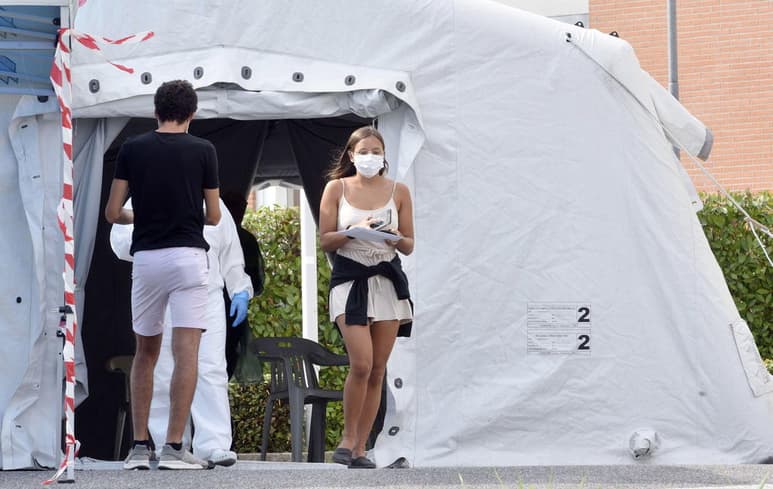 Italia registró hoy una nueva subida en el número de contagios por coronavirus, con 574 las últimas 24 horas, frente a los 523 y 481 de los dos últimos días, lo que le ha llevado a adoptar nuevas restricciones. (EFE)