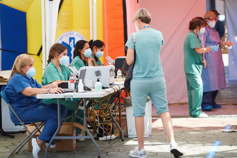 El Ministerio español de Sanidad notificó este viernes 2,987 contagios de coronavirus registrados por las regiones en las últimas 24 horas. (ARCHIVO)