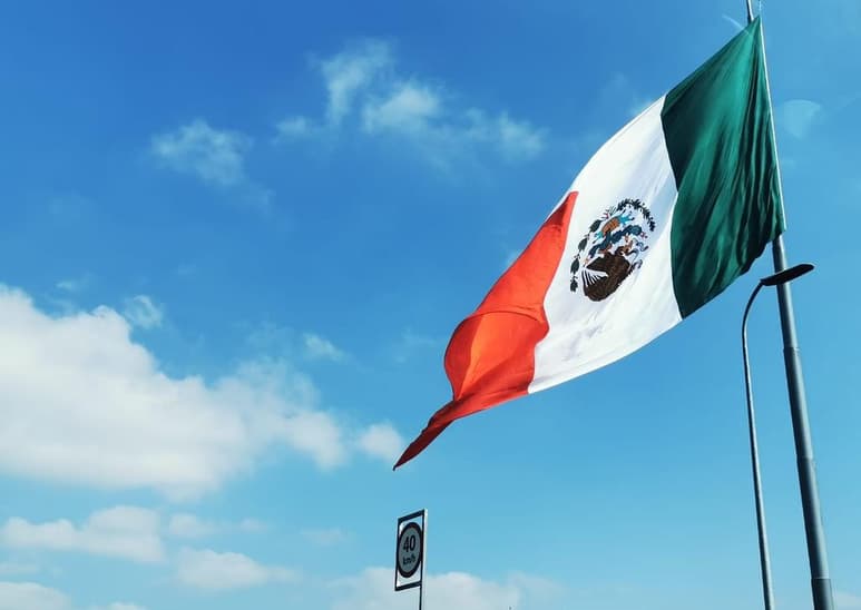 El público en la red especula que es una señal de 'rendición' (CAPTURA)