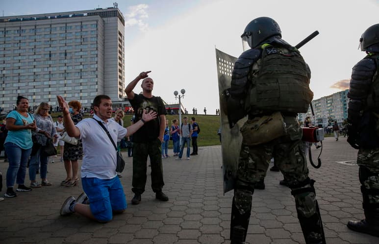 El presidente de Bielorrusia, Alexandr Lukashenko, recomendó hoy a sus compatriotas que “no se asomen a la calle”, al tiempo que denunció una “agresión” exterior por parte de los ciudadanos de varios países europeos que promueven las protestas antigubernamentales. (ARCHIVO)