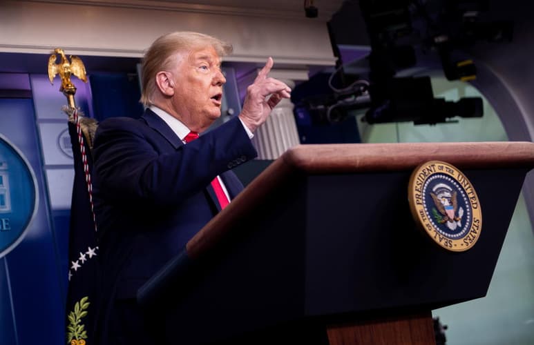 El presidente estadounidense, Donald Trump, emitió este viernes una crítica velada a la vacuna contra la COVID-19 que anunció esta semana Rusia, al afirmar que ese país 'se ha saltado ciertos ensayos' a la hora de desarrollar el producto, y que Estados Unidos no hará lo mismo. (EFE)