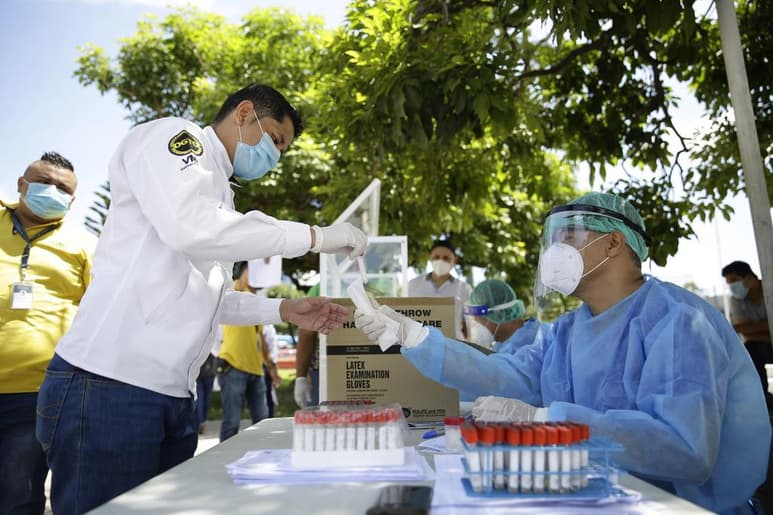 La cifra de fallecidos a causa del coronavirus SARS-CoV-2 en El Salvador se acerca a los 600 con el reporte de 11 decesos más el jueves y los contagios llegaron a los 22,314. (ARCHIVO)