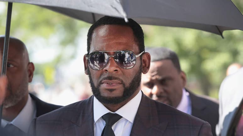 El mánager de R. Kelly fue arrestado y acusado de amenazar con disparar en un cine de Manhattan hace dos años. (ESPECIAL)