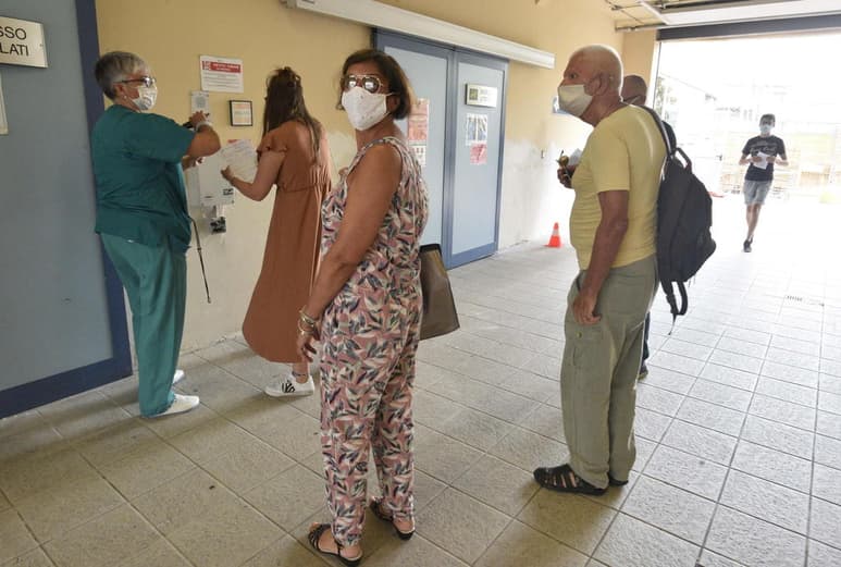 The New York Times reporta que el texto dice: 'Las personas que dieron positivo en la prueba de Covid-19 no necesitan ponerse en cuarentena o hacerse la prueba nuevamente hasta por tres meses, siempre que no desarrollen síntomas nuevamente'.
(EFE)