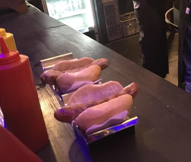 En general los embutidos tienen entre sus ingredientes carnes de cerdo, ave, res, condimentos y en algunos casos vísceras o piel que se muelen y amasan para obtener una pasta con la que se fabrica la mortadela, salchichas, el queso de puerco, longaniza, peperoni, entre otros, de acuerdo con la Procuraduría Federal del Consumidor (Profeco) y el Consejo Mexicano de la Carne (Comercarne). (ARCHIVO)