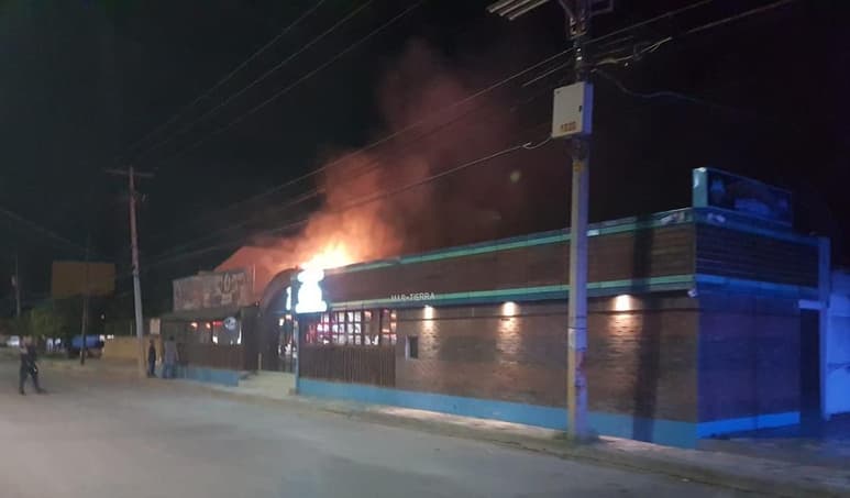 Los bomberos encontraron la palapa de la entrada del negocio en llamas, por lo que de inmediato comenzaron con las labores para sofocar el fuego, viéndose en la necesidad de abrir por la fuerza el acceso principal, puesto que el lugar se encontraba cerrado.
(EL SIGLO DE TORREÓN)