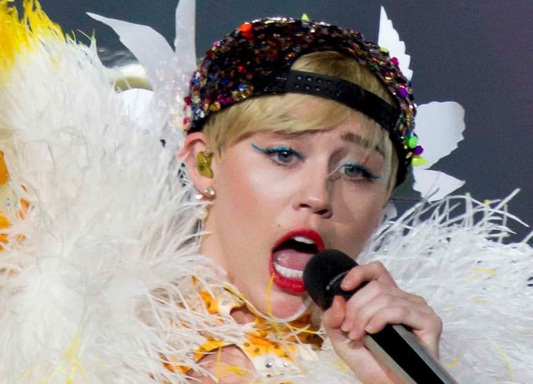 Miley Cyrus y Cody Simpson terminaron.