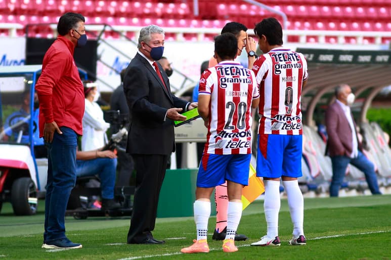 En el arranque de la jornada sabatina, las Chivas de Guadalajara vencieron por 2-1 al Atlético San Luis, en lo que fue un debut exitoso para Víctor Manuel Vucetich en el banquillo rojiblanco. (ARCHIVO)