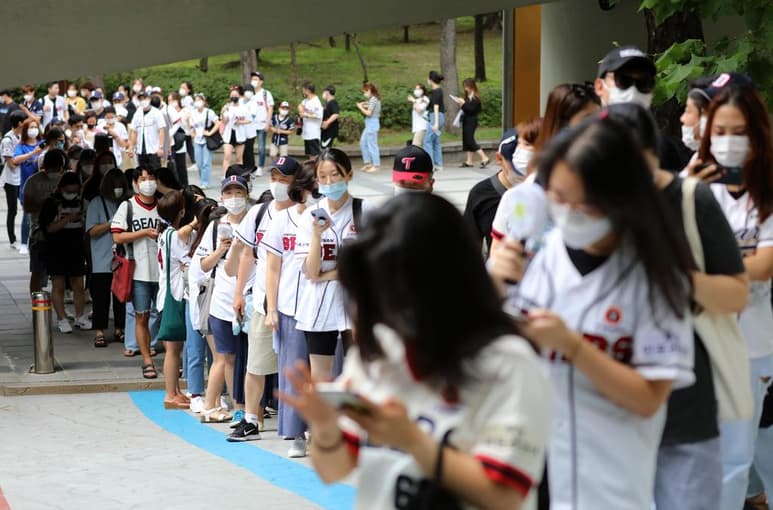 Corea del Sur informó de 279 casos nuevos de coronavirus en el mayor incremento registrado en un solo día dese principios de marzo en medio de los crecientes temores de que ocurra un brote a gran escala en la capital y su región metropolitana. (ARCHIVO)