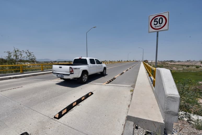El puente Altozano en Gómez Palacio conecta con la calzada María Montessori de Torreón. (ÉRICK SOTOMAYOR)