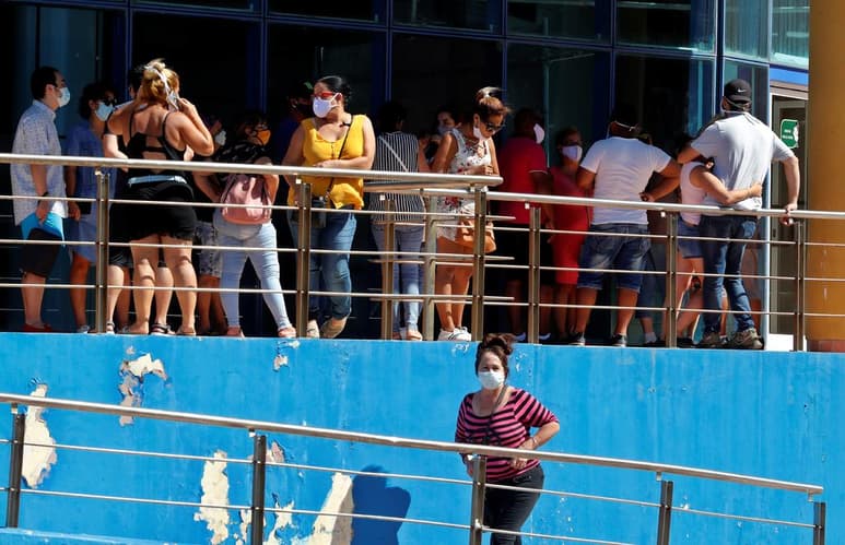Cuba confirmó este domingo 24 nuevos casos de la COVID-19, la cifra más baja en esta semana, en la que se dispararon las cifras de contagios sobre todo en La Habana, el territorio con mayor impacto de la pandemia en la isla. (ARCHIVO)