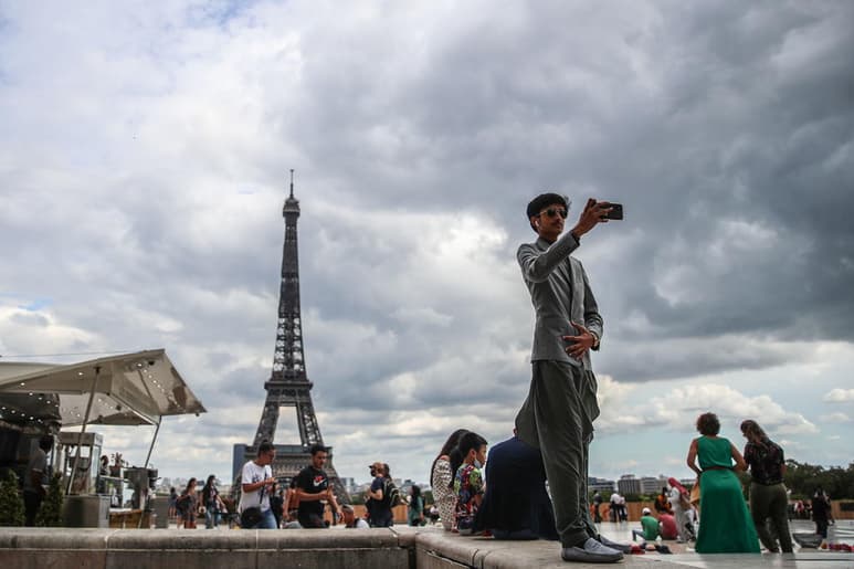 Francia ha sobrepasado por segundo día consecutivo este domingo el listón de los 3,000 contagios en 24 horas, lo que representa un pico inédito desde mayo que pone en evidencia la escalada de la epidemia. (ARCHIVO) 
