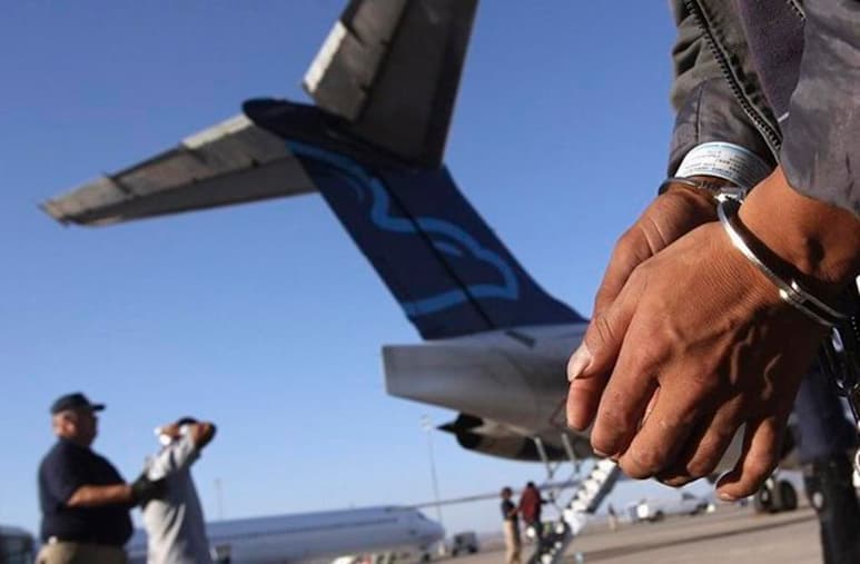 La Fiscalía General de la República (FGR) informó que entregó en extradición a los Estados Unidos de América (EUA) a dos personas de nacionalidad mexicana requeridas por ese país por su probable participación en diversos delitos. (ARCHIVO)