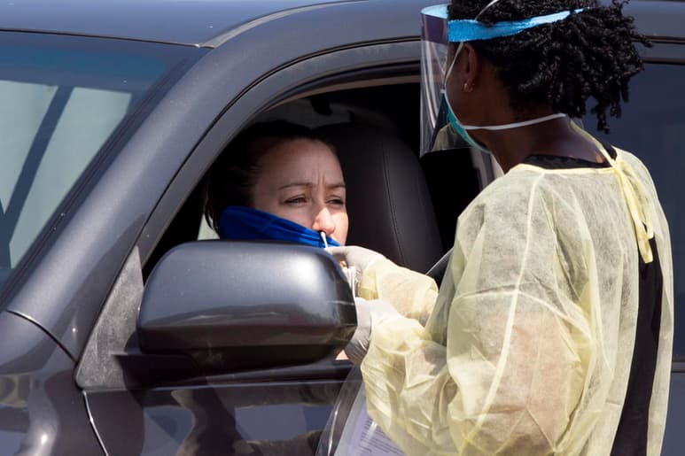 Estados Unidos alcanzó este domingo la cifra de 5,388,931 casos confirmados de COVID-19 y la de 169,841 fallecidos, de acuerdo con el recuento independiente de la Universidad Johns Hopkins. (ARCHIVO)