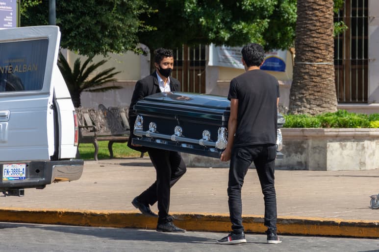 Las muertes por la pandemia de COVID-19 generan situaciones críticas en los dolientes. (EL SIGLO DE TORREÓN)