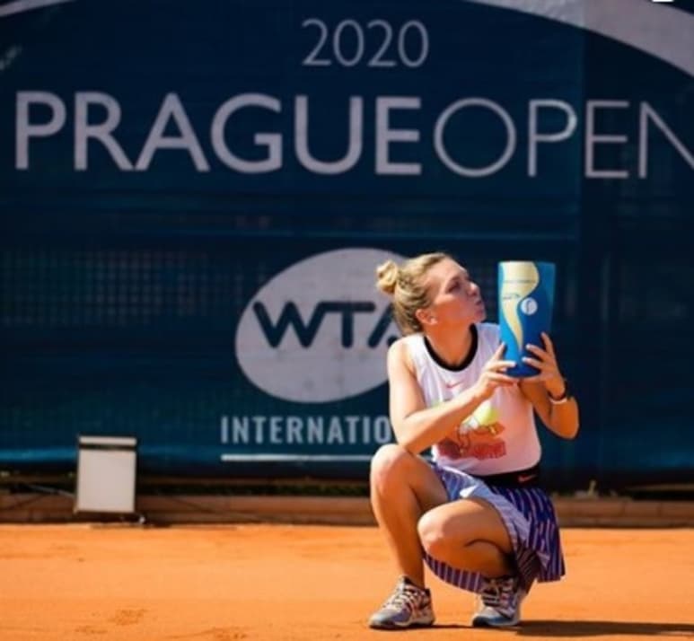 Simona Halep se impuso 6-2, 7-5 a Elise Mertens en la final del Abierto de Praga, para ganar su segundo torneo del año. . (Instagram Halep)
