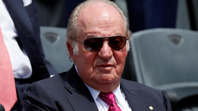 Hace dos semanas Juan Carlos I comunicó a su hijo el rey Felipe VI su decisión de vivir fuera de España ante las informaciones publicadas en las últimas semanas sobre sus presuntos negocios ocultos en Suiza, que amenazaban con deteriorar la imagen de la monarquía en el país.
(AP)