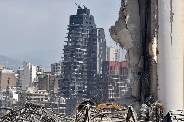 Los equipos de rescate continúan los trabajos para recuperar cadáveres en el epicentro de la gran deflagración. (ARCHIVO)