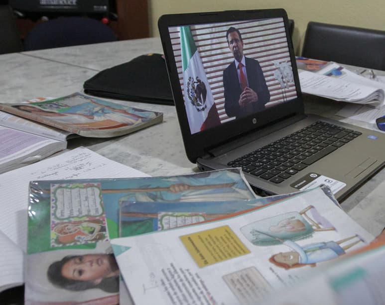 Andrés Manuel López Obrador confirmó que serán maestros y no conductores de televisión los que presenten los contenidos educativos en el regreso a clases a distancia que se realizará por televisión abierta. (ARCHIVO)