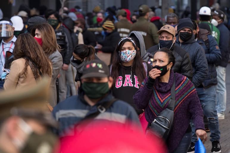Largas filas y aglomeraciones de personas se registraron desde tempranas horas en distintos comercios del centro de Santiago, que este lunes salió de una de las cuarentenas más largas del mundo, al tiempo que Chile sumó 1,556 nuevos casos de la COVID-19 y 61 muertes. (ARCHIVO)