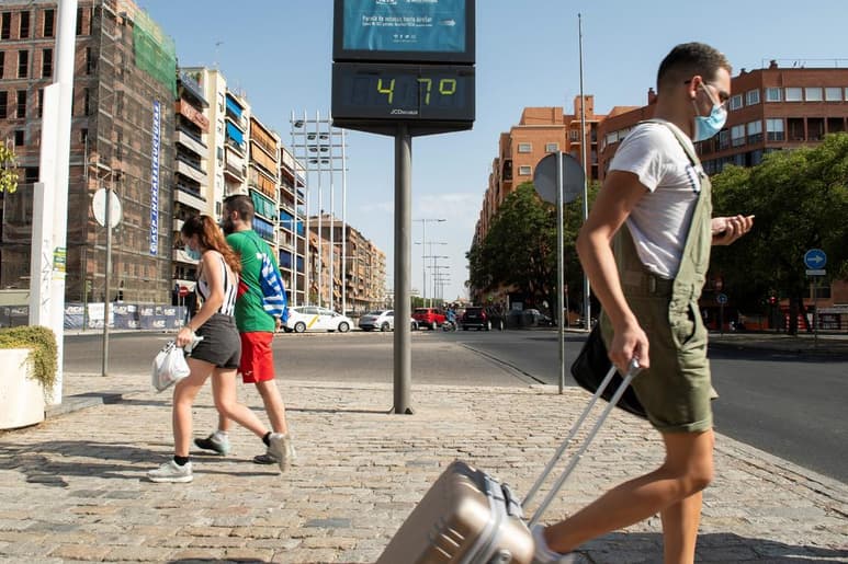 El Ministerio español de Sanidad notificó este lunes más de 16,000 nuevos contagios de coronavirus desde el pasado viernes, parte de ellos casos antiguos y, en concreto, 1,833 consignados en las últimas 24 horas. (ARCHIVO)