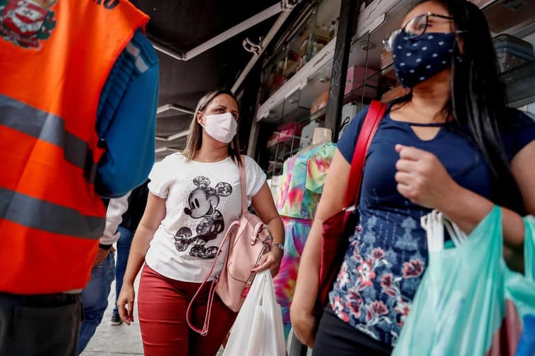 Brasil, el segundo país más castigado por la COVID-19, completa este lunes cinco meses desde la primera muerte por la enfermedad con una media diaria que ronda los 1,000 fallecidos y convertido en uno de los principales laboratorios de pruebas a nivel global en la búsqueda de una vacuna. (EFE)