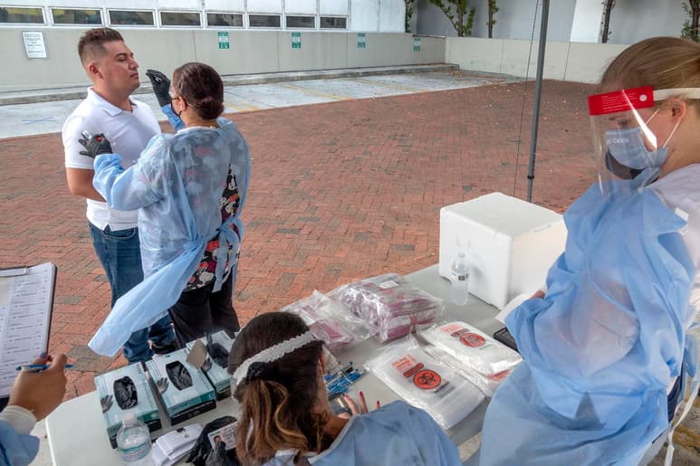 Florida anotó este lunes 2,678 casos nuevos de COVID-19, la cifra más baja desde hace meses, y 87 muertes a causa de la enfermedad, en una jornada en la que se conocieron los resultados de pocas pruebas para detectar contagios. (ARCHIVO)