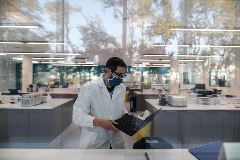 Diversos Gobiernos latinoamericanos y caribeños aplaudieron este lunes el acuerdo de México y Argentina con la Fundación Carlos Slim para producir en América Latina la vacuna de la COVID-19 desarrollada por la farmacéutica AstraZeneca y la Universidad de Oxford. (ARCHIVO)