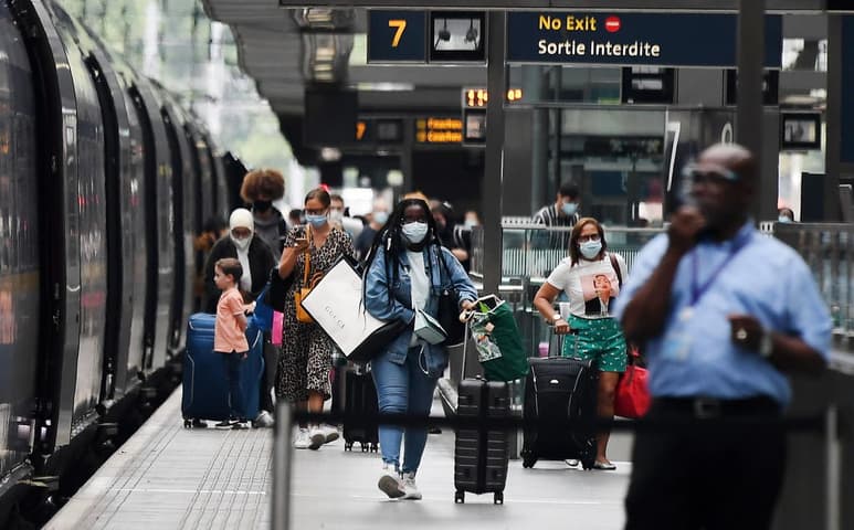 El Reino Unido notificó este martes la detección de 1,089 nuevos casos de COVID-19 en veinticuatro horas y el país se sitúa de nuevo por encima de los mil positivos al día, tras haber reducido esa cifra ayer hasta 713. (ARCHIVO)