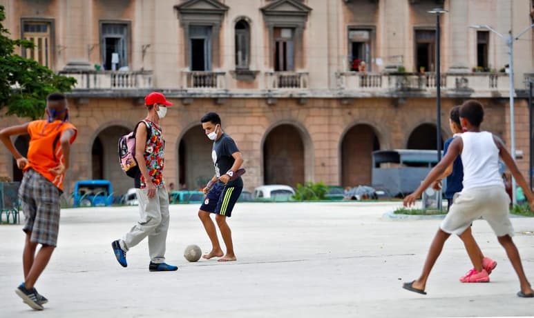 Cuba sumó este martes otros 44 nuevos casos de COVID-19 en medio de un rebrote de la enfermedad, que se ha extendido ya a seis provincias del país, dos meses después de casi haber sido erradicada. (ARCHIVO)