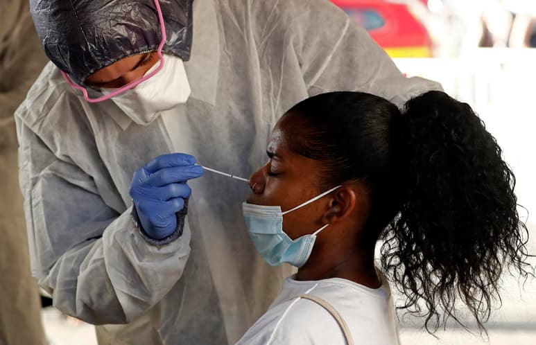 Francia registró 22 fallecimientos por coronavirus en las últimas veinticuatro horas y 2,238 nuevos casos, una cifra que vuelve a dispararse tras los 493 positivos de la víspera. (ARCHIVO)