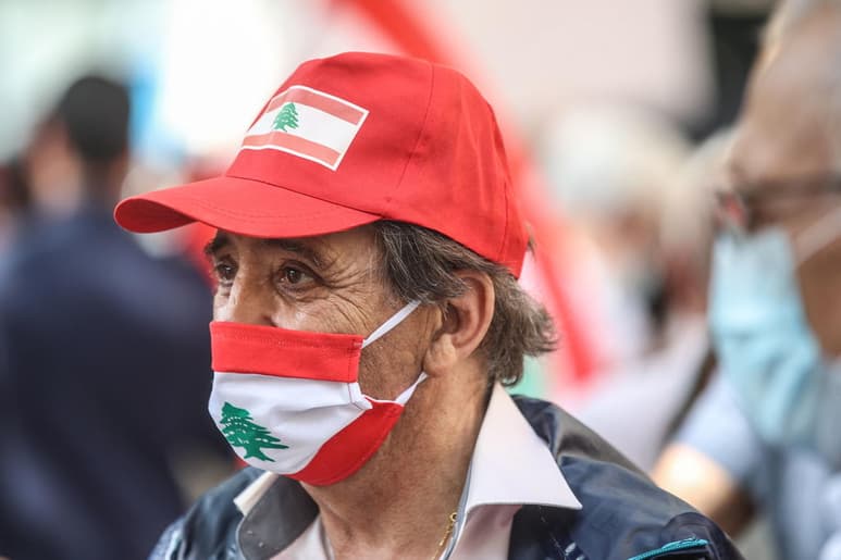 Las autoridades libanesas anunciaron este martes un toque de queda nocturno a partir del próximo viernes, día 21, hasta el 6 de septiembre, ante el repunte de contagios por el nuevo coronavirus tras la explosión en el puerto de Beirut que ha hecho colapsar el sistema sanitario con más de 6,000 heridos. (ARCHIVO)