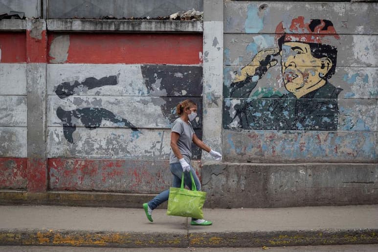 El Gobierno venezolano entregó este martes un bono de unos 4.5 dólares a trabajadores independientes registrados como tal en el sistema del Carnet de la Patria, con el objetivo de evitar que salgan de casa y guarden cuarentena por la pandemia de COVID-19. (ARCHIVO)