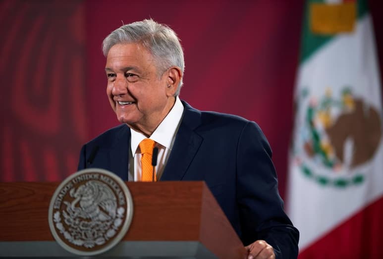 Hace 16 años, en la primavera de 2004, Andrés Manuel López Obrador, entonces Jefe de Gobierno de la Ciudad de México acusó que los videoescándalos donde se veía recibir fajos de billetes a René Bejarano, quien fungía como operador político del ahora presidente, y a Gustavo Ponce, su secretario de Finanzas, apostar en Las Vegas, era parte de un 'complot' en su contra. (EFE)